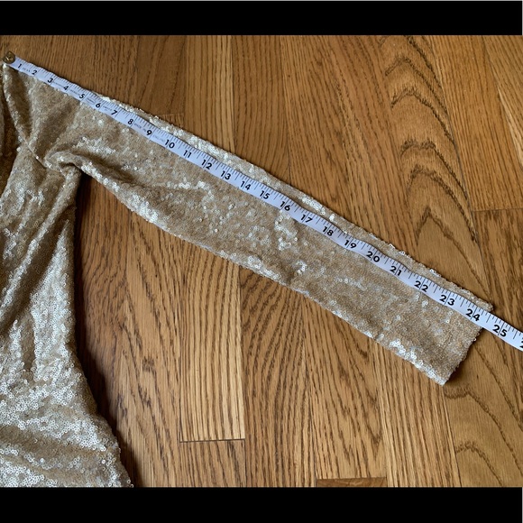 Sold 🎈Sequined open front low plunge gown gold size M - Picture 16 of 17